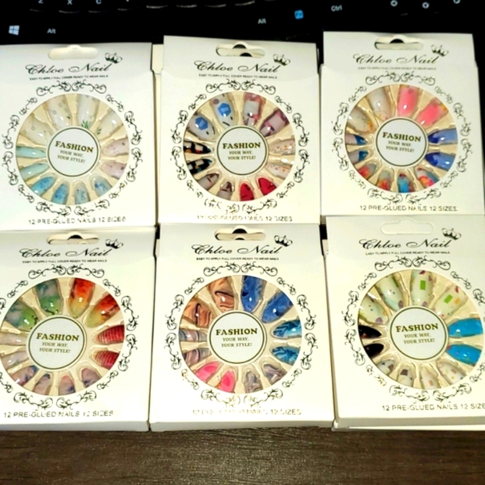 NEW Set of 12 Press On Nails